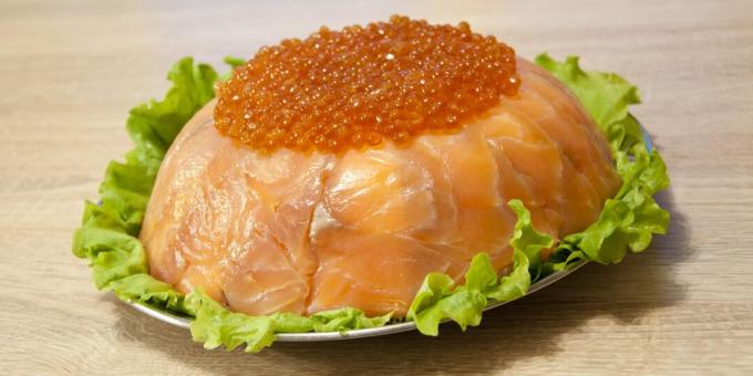 Świąteczna sałatka z krewetkami z czerwonej ryby: prosty przepis