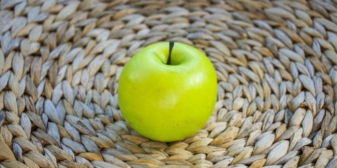 Jak pozbyć się zapachu czosnku i cebuli z ust: zjedz jabłko