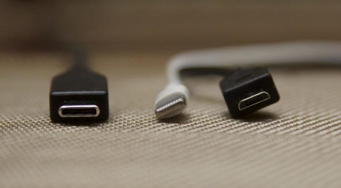 Od lewej do prawej: USB typu C, uderzenie pioruna, micro USB