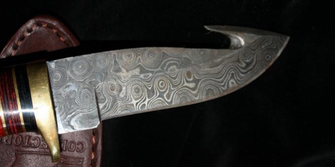 Starożytne technologie cywilizacyjne: nowoczesny nóż myśliwski wykonany ze stali damasceńskiej 