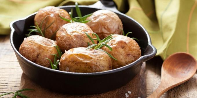 Młode ziemniaki zapiekane w piekarniku z solą