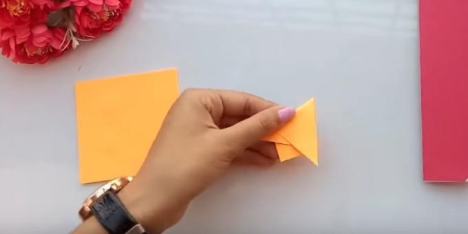 Wyciąć papier trzech różnych kolorach, dwa identyczne mały kwadrat