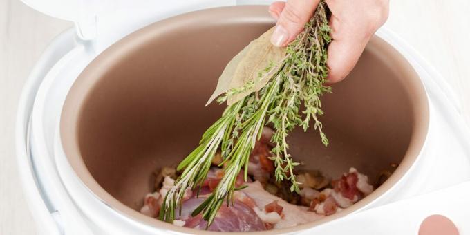 Ile gotować wołowinę w powolnej kuchence: dodaj przyprawy