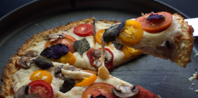 Niskokaloryczna pizza kalafiorowa z pieczarkami i bazylią