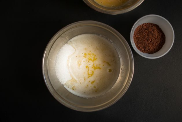 Aby zrobić ciasteczka z kakao i serem śmietankowym, pokrój masło w kostkę i rozpuść