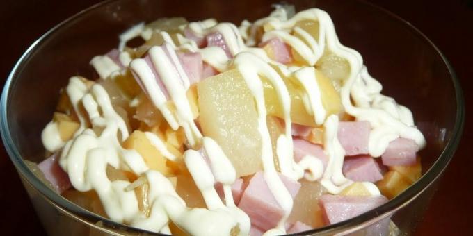 Sałatka z szynką, serem i ananasem: prosty przepis