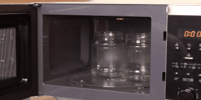 Jak wysterylizować słoiki w kuchence mikrofalowej: Napełnijcie stągwie wodą i umieścić w kuchence mikrofalowej
