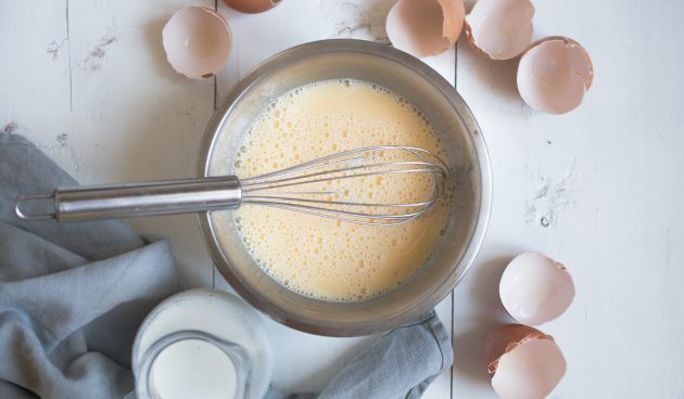 Quesadillas z Serem, Everch, Musztardą i Jajecznicą: Ubij jajka, sól i mleko do jajecznicy
