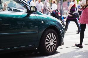 Jak przetrwać na drodze: Porady dla kierowców i pieszych