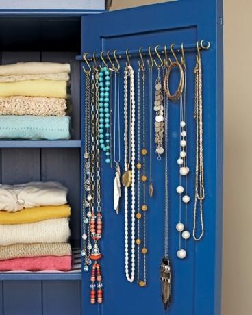 Przechowywanie biżuterii na hakach w szafie