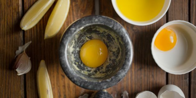 Jak gotować boczniaki w cieście z aioli: czosnek natrzyj żółtkami i solą