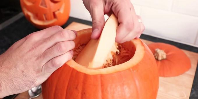 Jak wyciąć dynię na Halloween z rąk: wyjąć miąższ