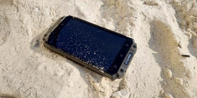 Chroniony smartphone Poptel P9000 Max: Na plaży