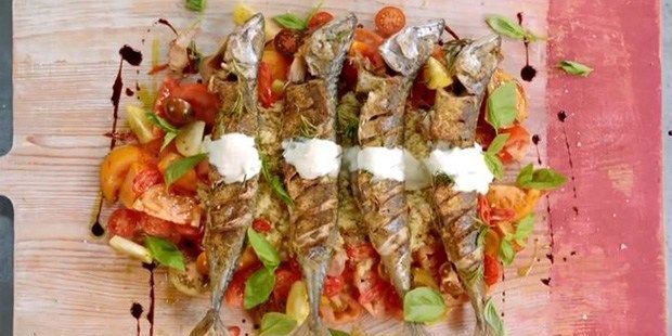 Jak gotować obiad w pośpiechu: Piec makrela z pomidorów i quinoa mix