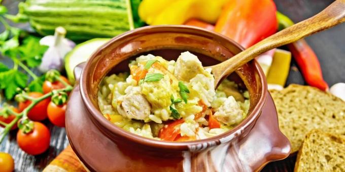 Kurczak z ryżem i warzywami w doniczkach