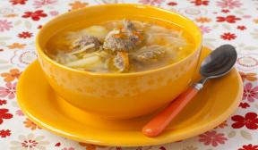 Zupa z klopsikami i makaronem