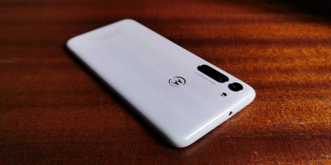 Motorola Moto G8: design i ergonomia