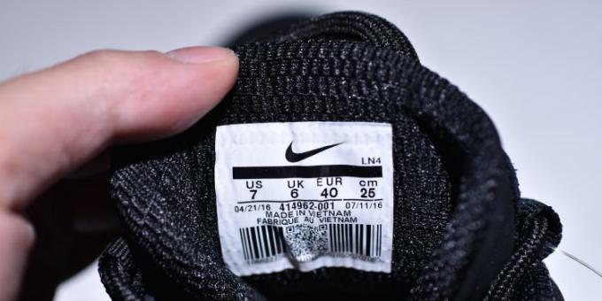 Oryginalne i podrobione trampki Nike: spojrzenie na etykiecie ze wskazaniem wielkości kraju produkcji i kod