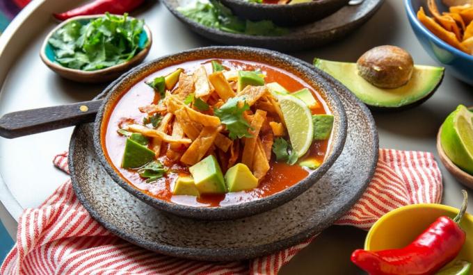 Meksykańska zupa pomidorowa z kurczakiem, kukurydzą i tortillą
