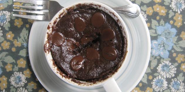 Recepty szybkich posiłków: czekoladowe ciastko w kubku