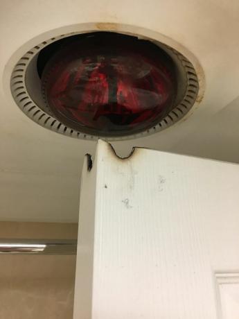 niebezpieczna lampa w łazience