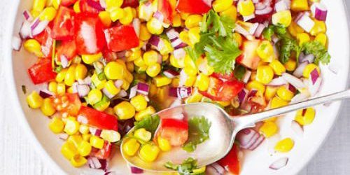 Sałatka z kukurydzy, pomidory i sos wapienno-miodowym