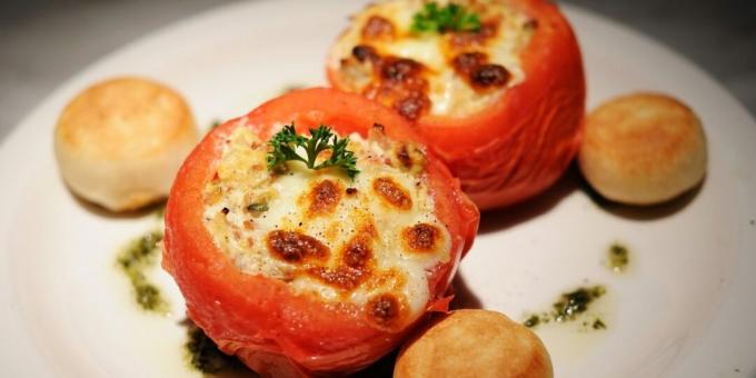 Nadziewane pomidory serem i paluszkami krabowymi