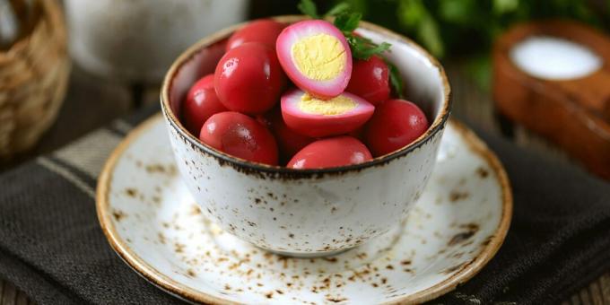 Różowe marynowane jajka