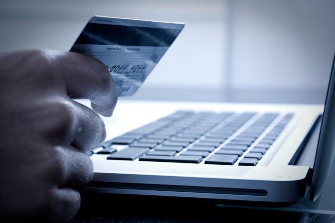Jak chronić swoje pieniądze na karcie płacąc on-line