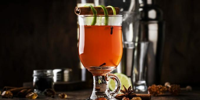 Grog z rumem, herbatą i przyprawami: prosty przepis