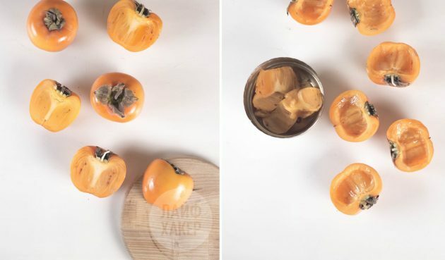 Pieczone persymony: podziel owoce na połówki i usuń z każdego około jednej trzeciej miąższu