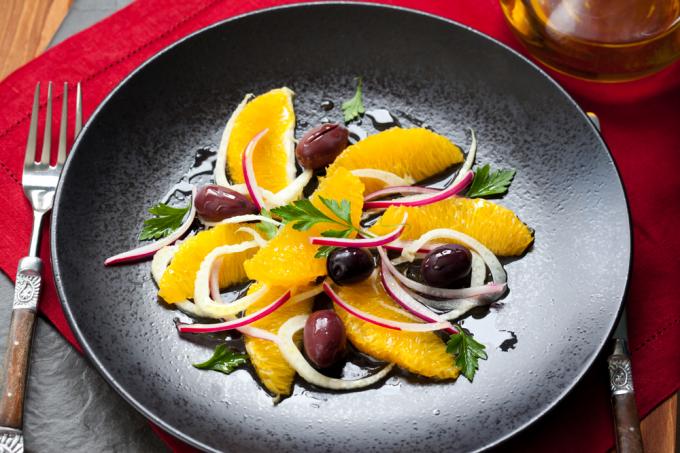 Sałatka z owoców cytrusowych z rozmarynem i oliwkami