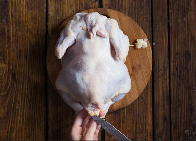 Lemon Oven Chicken: Odetnij gruczoły ogonowe nad ogonem