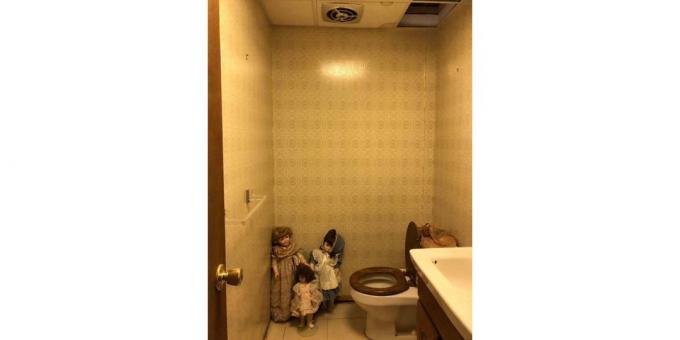 lalka w toalecie