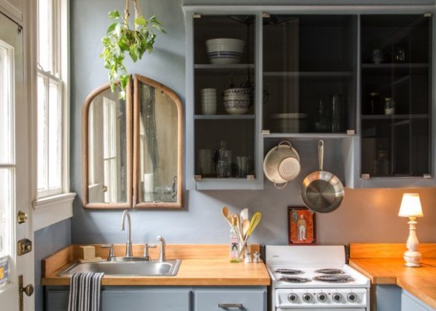 Małe projektowanie kuchni: te błyszczące lustra i meble