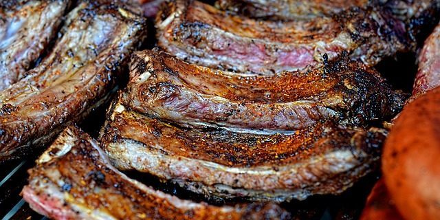 Przepisy na grilla: żeberka wieprzowe marynowane w sosie sojowym, imbirem i musztardą