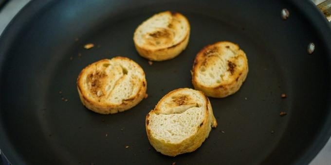 Jak przygotować Francuska zupa cebulowa: suche kromki chleba
