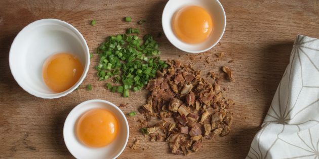 Niezwykła jajecznica: przepis. Aby żółtka nie wysychały i nie przywierały do ​​naczyń podczas przygotowywania białek, nasmaruj wybrany pojemnik olejem