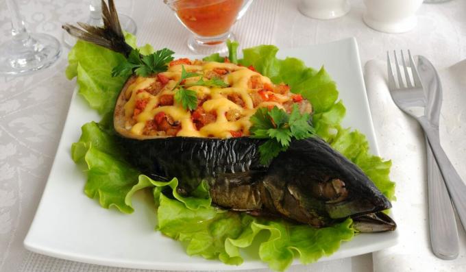Makrela faszerowana warzywami i serem