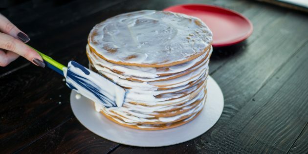 Klasyczny przepis Medovik: na boki ciasta nałóż krem