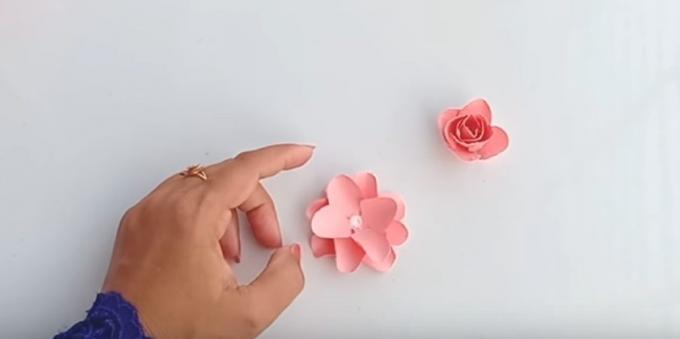 kartka urodzinowa z własnymi rękami: przykleić wyciętych elementów, aby uzyskać piękny kwiat