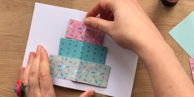 Wycięty prostokąt papieru kolorowego trzech warstw wielkości przyszłego ciasta