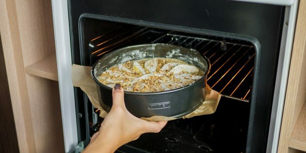 Ciasto z gruszkami i orzechami włoskimi: piec w piekarniku nagrzanym do 180 ° C przez 25 do 50 minut