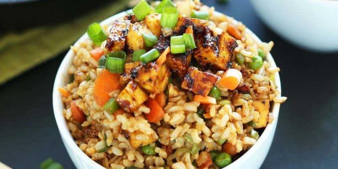 Ryż z warzywami i tofu