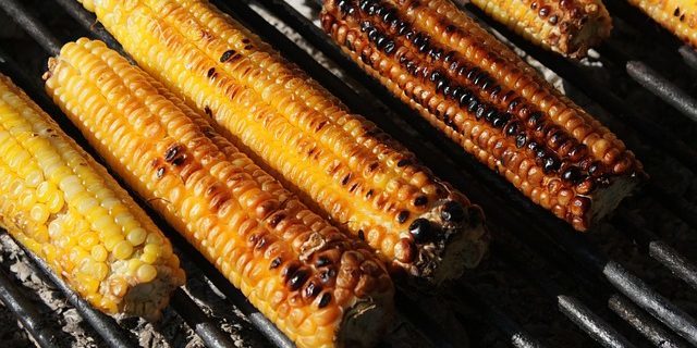 Przepisy na grilla: kukurydza i masło z ziołami