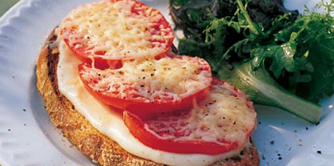 Przepis na zapiekane kanapki z serem i sosem pomidorowym