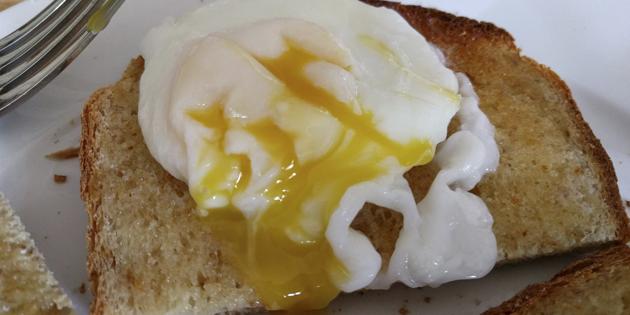 szybkich receptur potraw: jajko sadzone z sosem pikantnym 