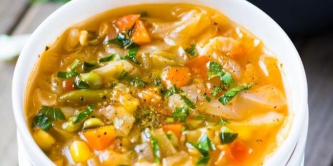 Przepisy z kapustą: Lekka zupa z kapusty i wymieszać warzywa