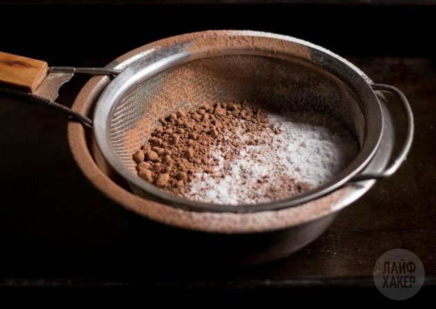 bezmączne ciasteczka czekoladowe: przesiej mąkę i kakao