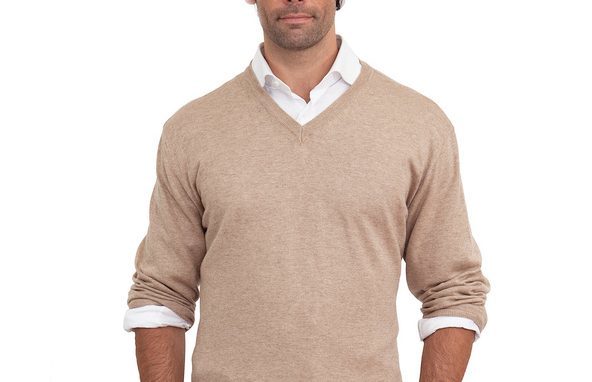 jak wybrać sweter: sweter z dekoltem w szpic